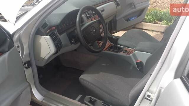 Серый Мерседес Е-Класс, объемом двигателя 2.2 л и пробегом 262 тыс. км за 5000 $, фото 15 на Automoto.ua