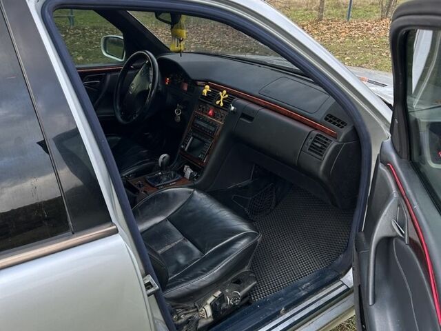 Мерседес Е-Класс 1999 в Ужгороде на Automoto.ua Серый Мерседес Е-Класс, объемом двигателя 2 л и пробегом 307 тыс. км за 2100 $, фото 6 на Automoto.ua
