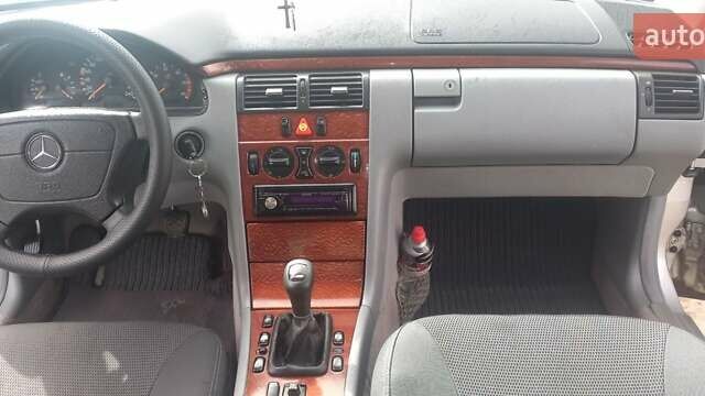 Серый Мерседес Е-Класс, объемом двигателя 2.2 л и пробегом 262 тыс. км за 5000 $, фото 11 на Automoto.ua