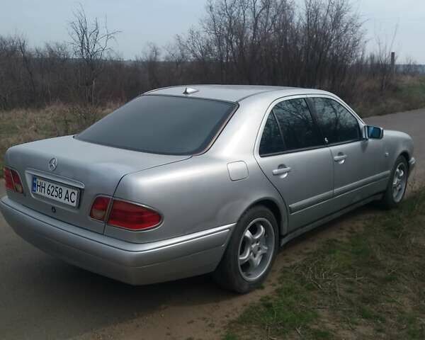 Серый Мерседес Е-Класс, объемом двигателя 2 л и пробегом 290 тыс. км за 3100 $, фото 3 на Automoto.ua