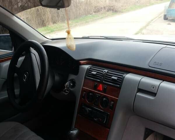 Серый Мерседес Е-Класс, объемом двигателя 2 л и пробегом 290 тыс. км за 3100 $, фото 4 на Automoto.ua