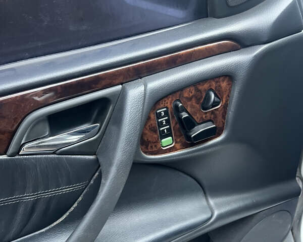 Серый Мерседес Е-Класс, объемом двигателя 3.2 л и пробегом 400 тыс. км за 2700 $, фото 10 на Automoto.ua