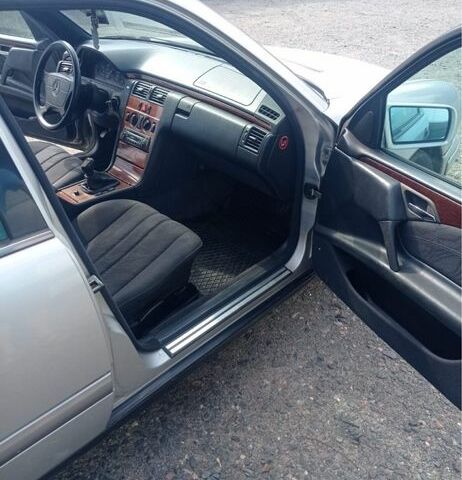 Серый Мерседес Е-Класс, объемом двигателя 2.9 л и пробегом 320 тыс. км за 2625 $, фото 8 на Automoto.ua