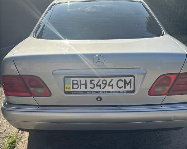 Серый Мерседес Е-Класс, объемом двигателя 2.4 л и пробегом 257 тыс. км за 3500 $, фото 1 на Automoto.ua