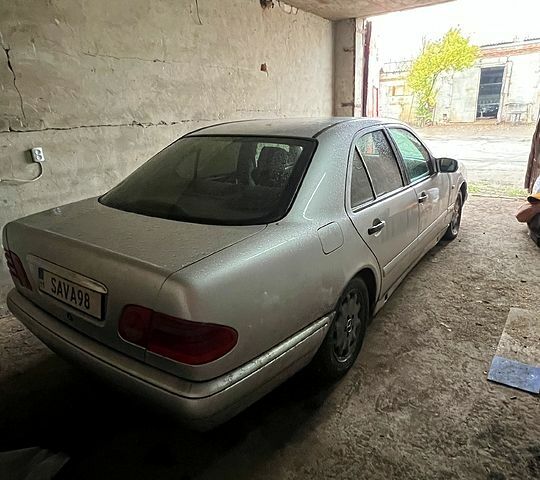 Серый Мерседес Е-Класс, объемом двигателя 2.2 л и пробегом 400 тыс. км за 3600 $, фото 5 на Automoto.ua