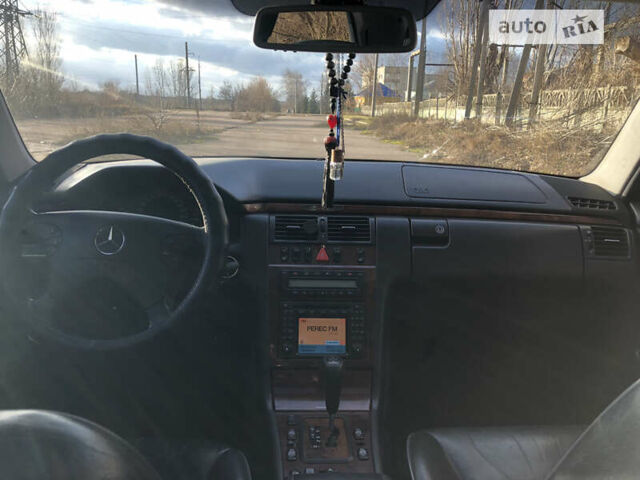 Сірий Мерседес Е-Клас, об'ємом двигуна 3.2 л та пробігом 341 тис. км за 4000 $, фото 19 на Automoto.ua