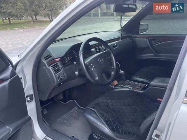 Мерседес Е-Клас 1999 у Белгород-Днестровском на Automoto.ua Сірий Мерседес Е-Клас, об'ємом двигуна 2.1 л та пробігом 450 тис. км за 5100 $, фото 4 на Automoto.ua