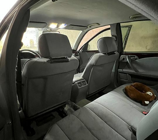 Серый Мерседес Е-Класс, объемом двигателя 2.2 л и пробегом 400 тыс. км за 3600 $, фото 3 на Automoto.ua