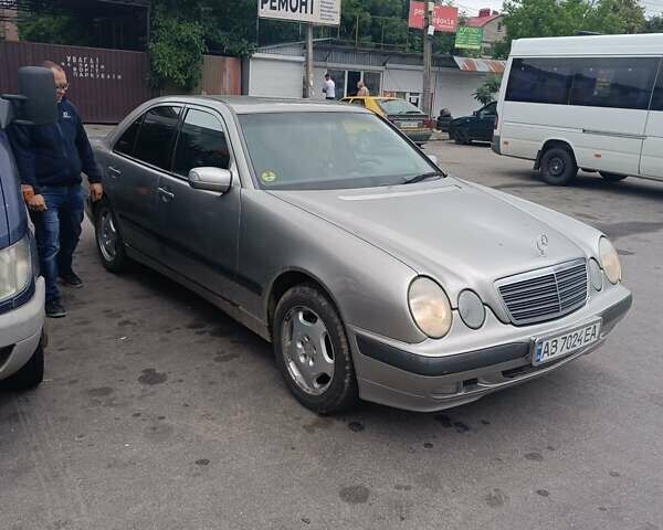 Сірий Мерседес Е-Клас, об'ємом двигуна 2.1 л та пробігом 500 тис. км за 4500 $, фото 1 на Automoto.ua