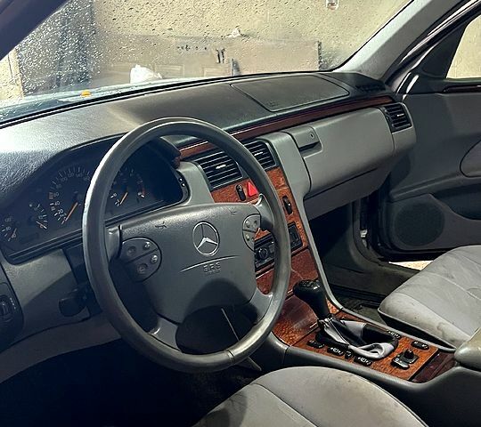 Серый Мерседес Е-Класс, объемом двигателя 2.2 л и пробегом 400 тыс. км за 3600 $, фото 1 на Automoto.ua