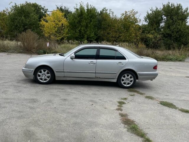 Серый Мерседес Е-Класс, объемом двигателя 2.8 л и пробегом 325 тыс. км за 4000 $, фото 2 на Automoto.ua