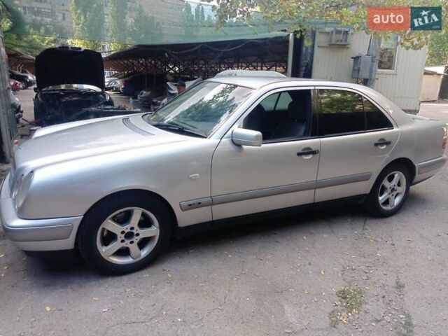 Сірий Мерседес Е-Клас, об'ємом двигуна 3 л та пробігом 412 тис. км за 3700 $, фото 13 на Automoto.ua