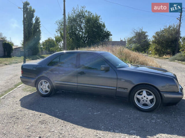 Серый Мерседес Е-Класс, объемом двигателя 2 л и пробегом 240 тыс. км за 4500 $, фото 3 на Automoto.ua