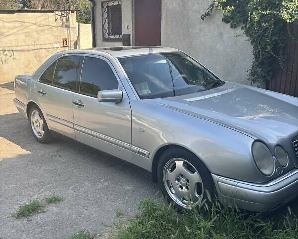 Серый Мерседес Е-Класс, объемом двигателя 2.4 л и пробегом 257 тыс. км за 3500 $, фото 2 на Automoto.ua