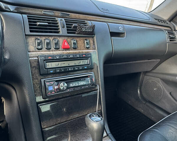 Серый Мерседес Е-Класс, объемом двигателя 2.69 л и пробегом 350 тыс. км за 4500 $, фото 12 на Automoto.ua