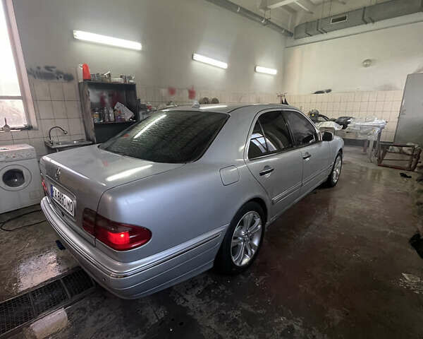 Серый Мерседес Е-Класс, объемом двигателя 2.2 л и пробегом 698 тыс. км за 4800 $, фото 3 на Automoto.ua