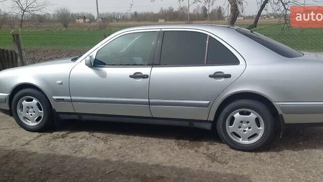 Серый Мерседес Е-Класс, объемом двигателя 2.2 л и пробегом 262 тыс. км за 5000 $, фото 1 на Automoto.ua