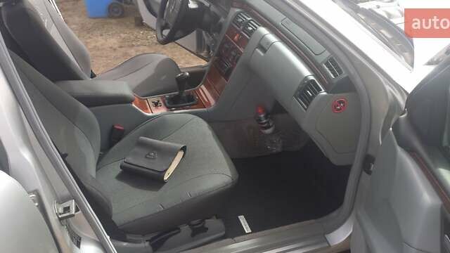 Серый Мерседес Е-Класс, объемом двигателя 2.2 л и пробегом 262 тыс. км за 5000 $, фото 10 на Automoto.ua