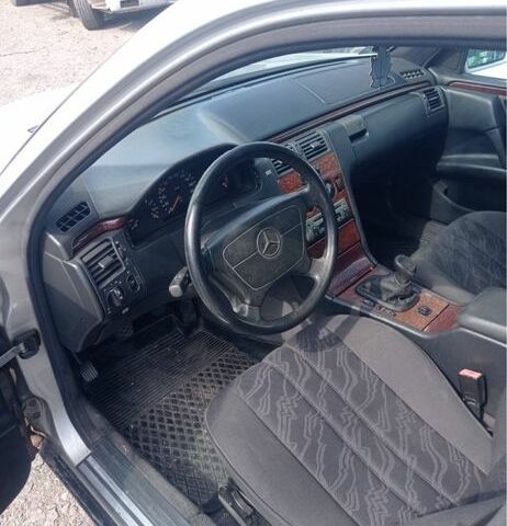 Серый Мерседес Е-Класс, объемом двигателя 2.9 л и пробегом 320 тыс. км за 2625 $, фото 7 на Automoto.ua