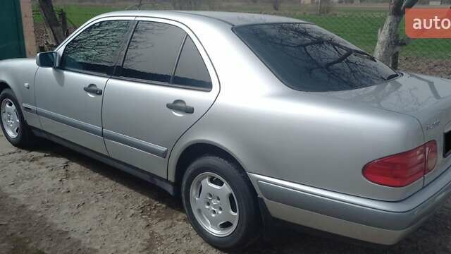 Серый Мерседес Е-Класс, объемом двигателя 2.2 л и пробегом 262 тыс. км за 5000 $, фото 2 на Automoto.ua