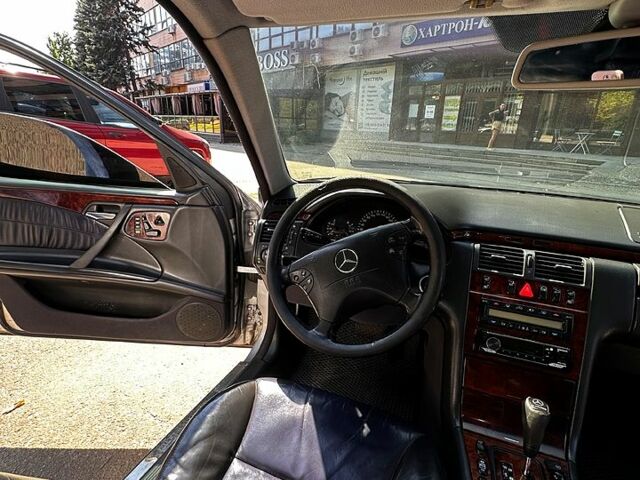 Серый Мерседес Е-Класс, объемом двигателя 2.8 л и пробегом 340 тыс. км за 5000 $, фото 4 на Automoto.ua