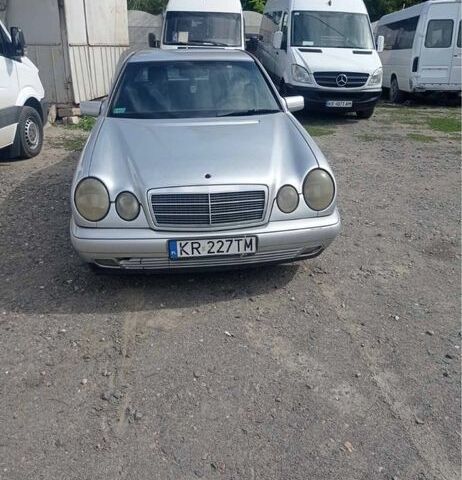 Серый Мерседес Е-Класс, объемом двигателя 2.9 л и пробегом 320 тыс. км за 2625 $, фото 1 на Automoto.ua