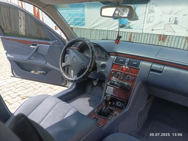 Серый Мерседес Е-Класс, объемом двигателя 2.1 л и пробегом 305 тыс. км за 7647 $, фото 2 на Automoto.ua