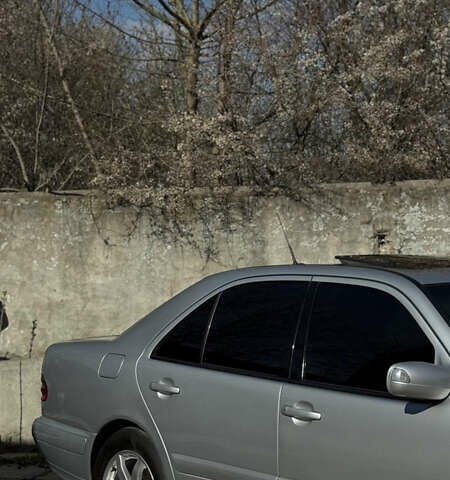 Серый Мерседес Е-Класс, объемом двигателя 2.2 л и пробегом 663 тыс. км за 4700 $, фото 7 на Automoto.ua