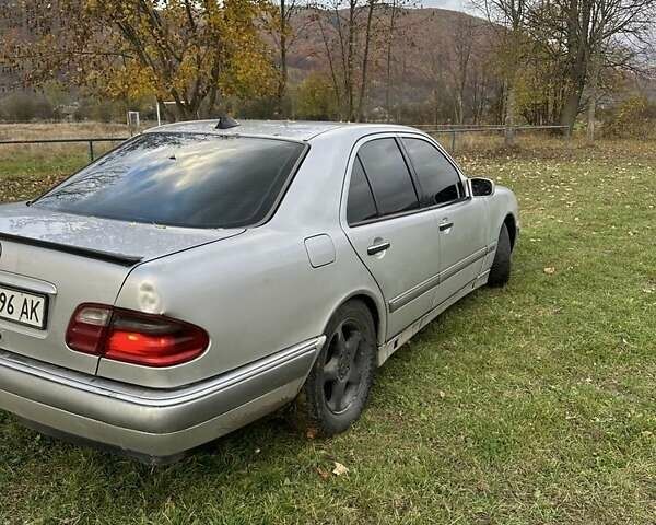 Мерседес Е-Класс 1999 в Ужгороде на Automoto.ua Серый Мерседес Е-Класс, объемом двигателя 2 л и пробегом 307 тыс. км за 2100 $, фото 2 на Automoto.ua