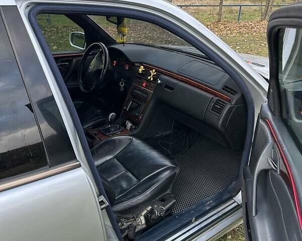 Мерседес Е-Класс 1999 в Ужгороде на Automoto.ua Серый Мерседес Е-Класс, объемом двигателя 2 л и пробегом 307 тыс. км за 2100 $, фото 5 на Automoto.ua