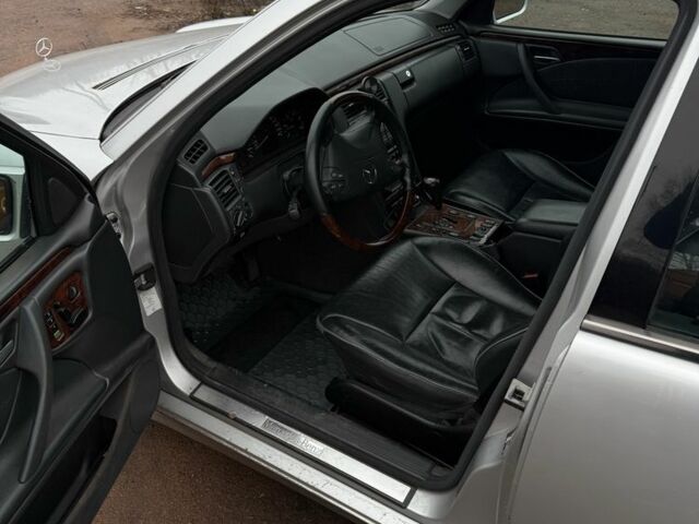 Сірий Мерседес Е-Клас, об'ємом двигуна 2.7 л та пробігом 280 тис. км за 5999 $, фото 7 на Automoto.ua