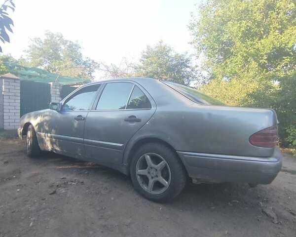 Сірий Мерседес Е-Клас, об'ємом двигуна 2.16 л та пробігом 585 тис. км за 2500 $, фото 2 на Automoto.ua