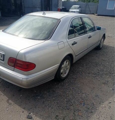 Серый Мерседес Е-Класс, объемом двигателя 2.9 л и пробегом 320 тыс. км за 2625 $, фото 3 на Automoto.ua