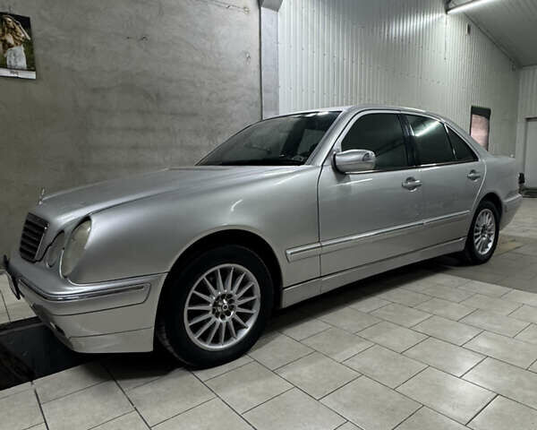 Сірий Мерседес Е-Клас, об'ємом двигуна 2.2 л та пробігом 320 тис. км за 4400 $, фото 1 на Automoto.ua