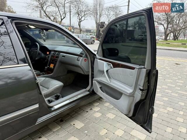 Сірий Мерседес Е-Клас, об'ємом двигуна 2.2 л та пробігом 340 тис. км за 3850 $, фото 42 на Automoto.ua