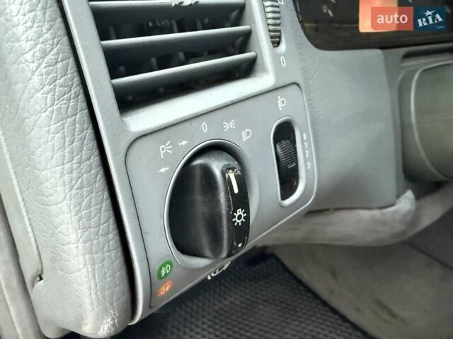 Сірий Мерседес Е-Клас, об'ємом двигуна 2.2 л та пробігом 340 тис. км за 3850 $, фото 39 на Automoto.ua