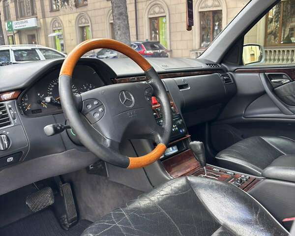 Серый Мерседес Е-Класс, объемом двигателя 3.2 л и пробегом 470 тыс. км за 5000 $, фото 19 на Automoto.ua