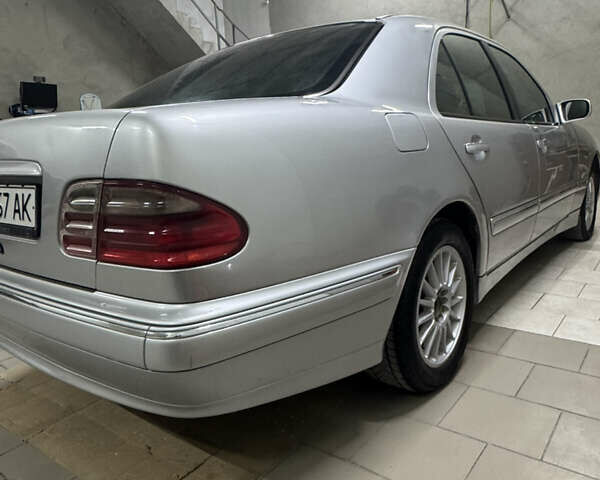 Сірий Мерседес Е-Клас, об'ємом двигуна 2.2 л та пробігом 320 тис. км за 4400 $, фото 4 на Automoto.ua