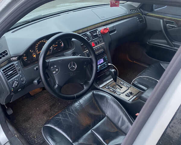 Серый Мерседес Е-Класс, объемом двигателя 3.2 л и пробегом 318 тыс. км за 4000 $, фото 5 на Automoto.ua