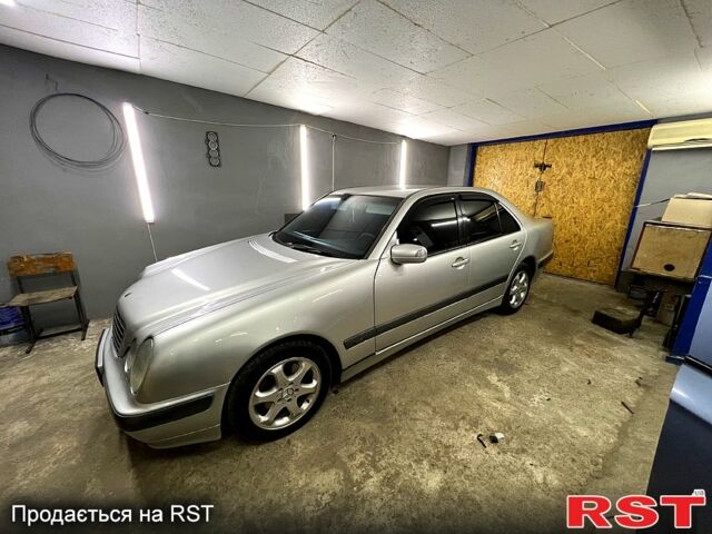 Серый Мерседес Е-Класс, объемом двигателя 2.2 л и пробегом 550 тыс. км за 4500 $, фото 1 на Automoto.ua