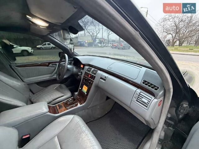 Сірий Мерседес Е-Клас, об'ємом двигуна 2.2 л та пробігом 340 тис. км за 3850 $, фото 49 на Automoto.ua