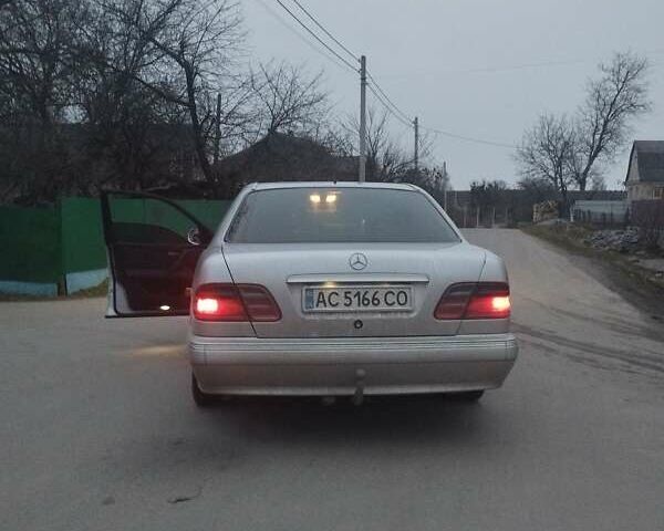 Сірий Мерседес Е-Клас, об'ємом двигуна 3.2 л та пробігом 360 тис. км за 6500 $, фото 2 на Automoto.ua