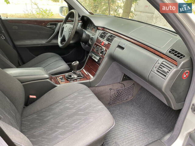 Серый Мерседес Е-Класс, объемом двигателя 2 л и пробегом 208 тыс. км за 6500 $, фото 10 на Automoto.ua