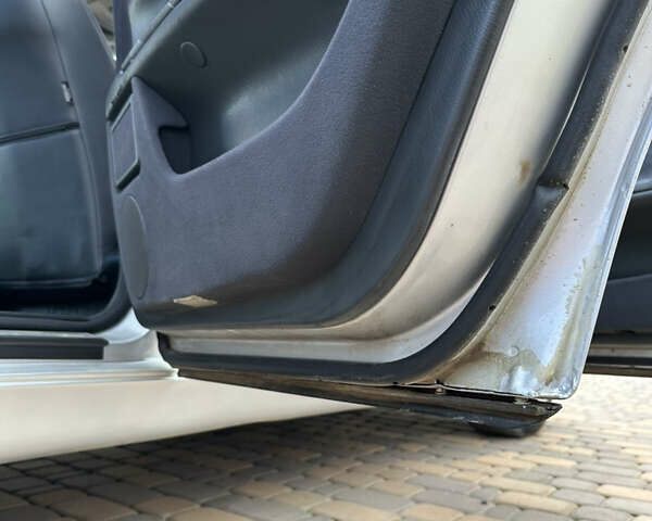 Мерседес Е-Клас 2000 у Сторожинце на Automoto.ua Сірий Мерседес Е-Клас, об'ємом двигуна 2.7 л та пробігом 346 тис. км за 5200 $, фото 19 на Automoto.ua