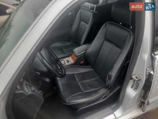 Серый Мерседес Е-Класс, объемом двигателя 2.4 л и пробегом 338 тыс. км за 2999 $, фото 13 на Automoto.ua