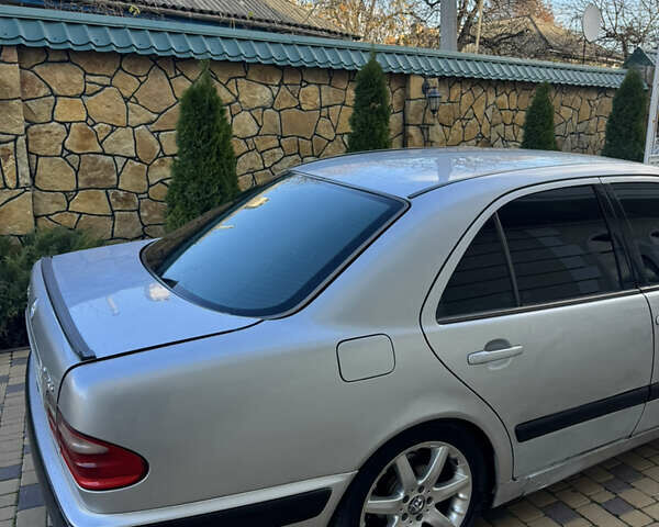 Серый Мерседес Е-Класс, объемом двигателя 2.6 л и пробегом 300 тыс. км за 2450 $, фото 4 на Automoto.ua