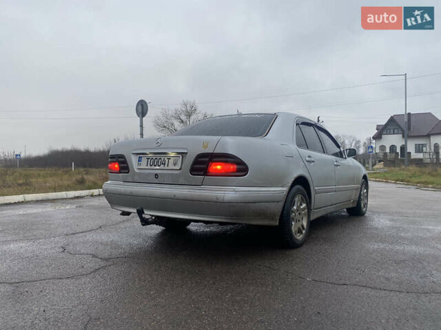Серый Мерседес Е-Класс, объемом двигателя 3.2 л и пробегом 318 тыс. км за 4000 $, фото 2 на Automoto.ua