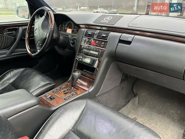 Серый Мерседес Е-Класс, объемом двигателя 3.2 л и пробегом 270 тыс. км за 3200 $, фото 1 на Automoto.ua