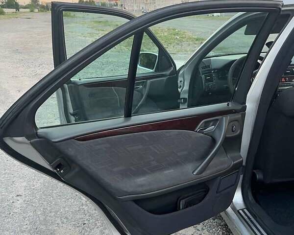 Серый Мерседес Е-Класс, объемом двигателя 2 л и пробегом 400 тыс. км за 3200 $, фото 9 на Automoto.ua