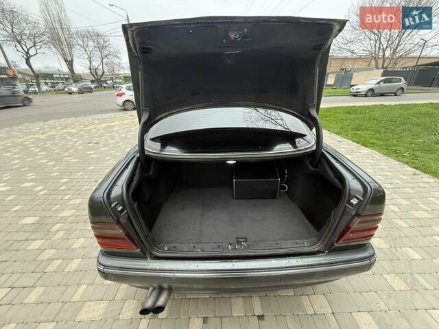 Сірий Мерседес Е-Клас, об'ємом двигуна 2.2 л та пробігом 340 тис. км за 3850 $, фото 73 на Automoto.ua